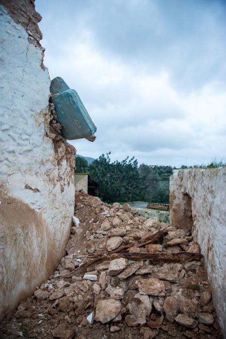La fuerte lluvia que cayó en la noche del domingo al lunes causó destrozos importantes en una de las torres del conjunto de Balàfia, en concreto la de Can Pere Mosson.
