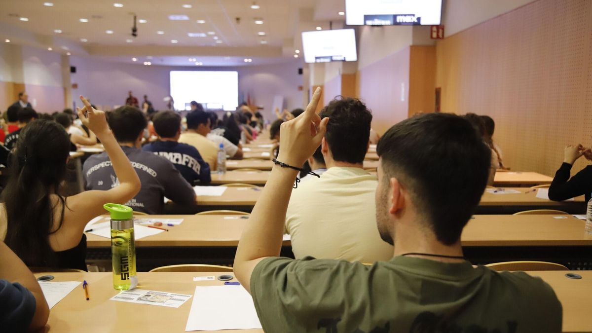 Alumnos durante el examen de Selectividad 2025.