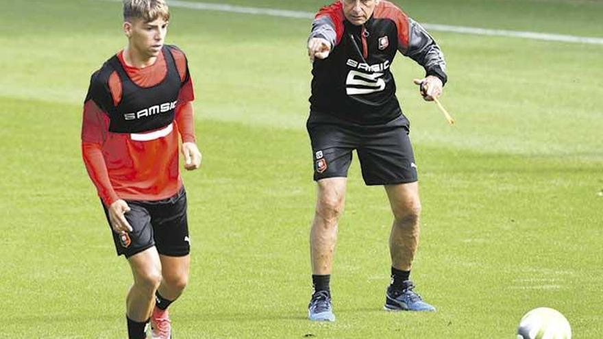 Brandon, en un entrenamiento con el Rennes junto a su entrenador Christian Gourcuff.