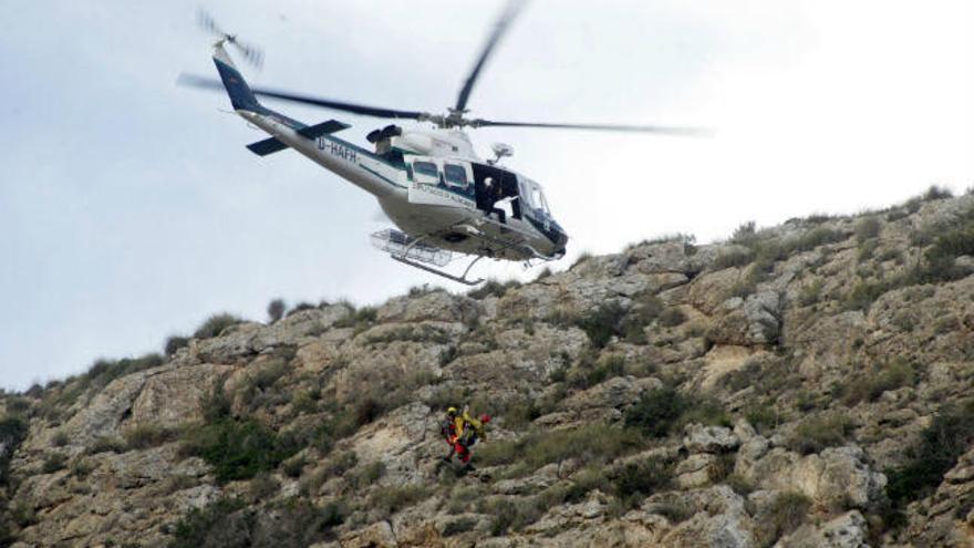 Un helicóptero rescata a un joven con varios traumatismos en la sierra de Orihuela