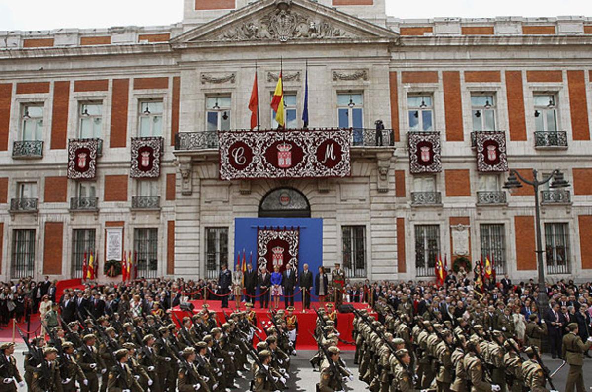 La presidenta de Madrid, Esperanza Aguirre, presideix la desfilada amb del Dia de la Comunitat, a la Puerta del Sol, que commemora l’aixecament popular contra les tropes napoleòniques que va tenir lloc el 2 de maig de 1808.