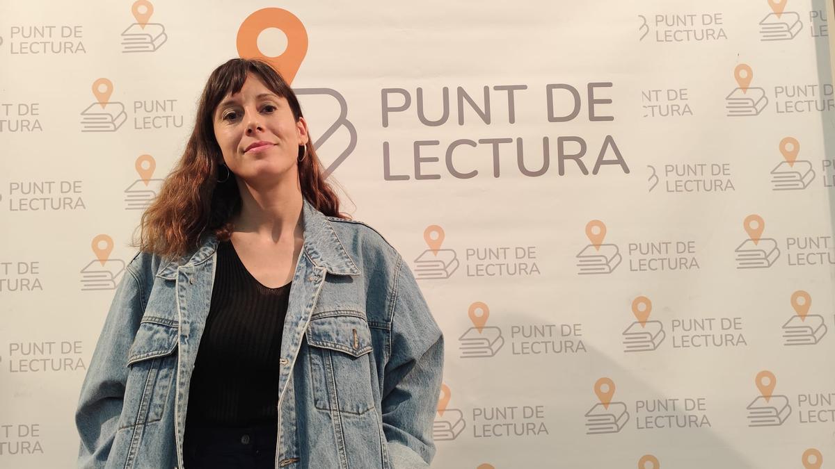 L'escriptora Elisenda Solsona, aquest passat estiu, a la presentació que va fer a l'Estrada, dins el cicle Punt de Lectura d'Agullana.