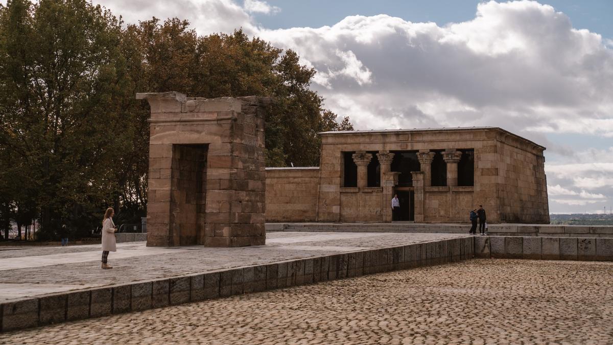 Visitantes en el Templo de Debod.