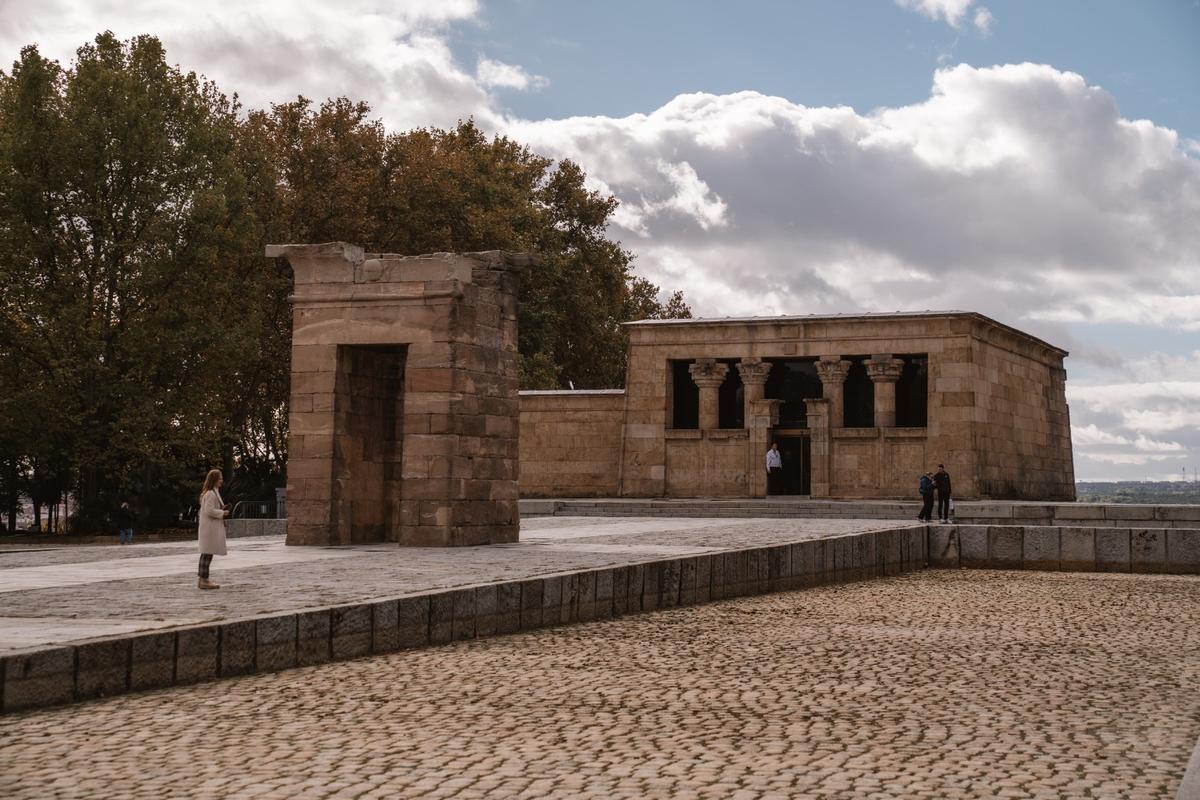Visitantes en el Templo de Debod.