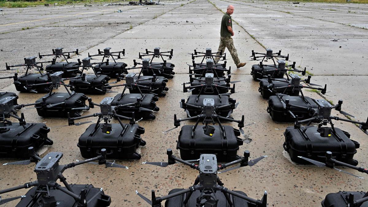 Un operador militar pasa junto a los drones de reconocimiento DJI Matrice 300, comprados en el marco del programa 'El ejército de drones', listo para vuelos de prueba en la región de Kyiv, Ucraina