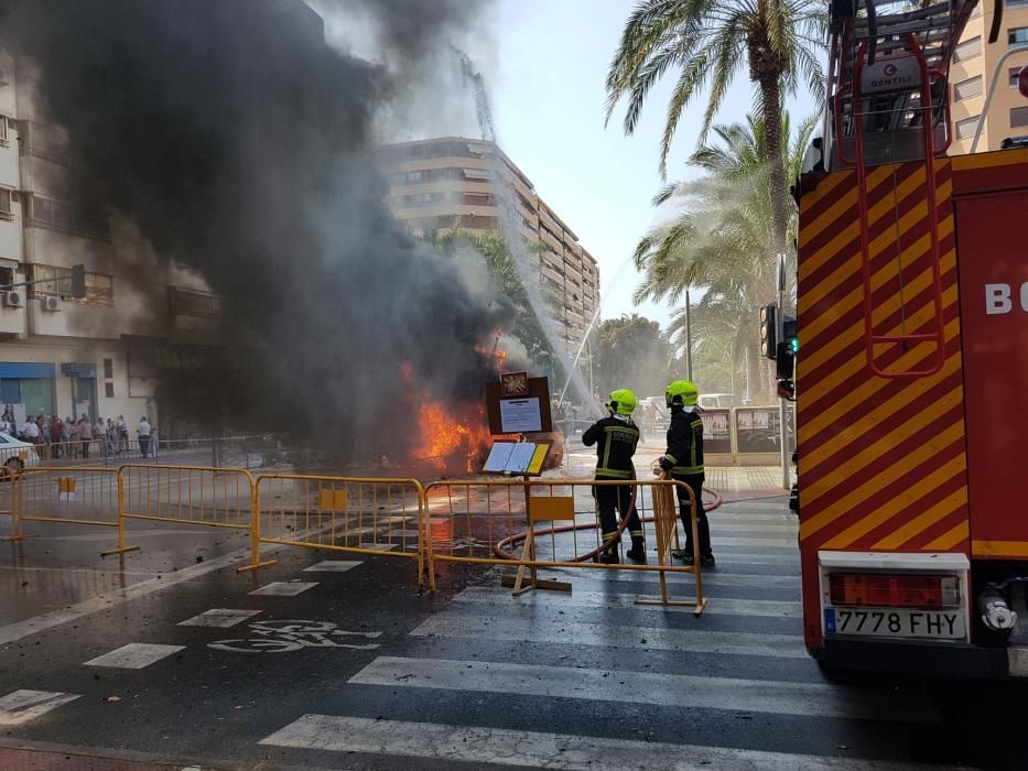 Un momento del acto de la cremà de la hoguera del Psiquiátrico.