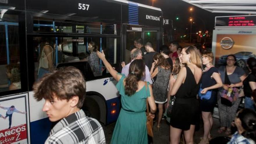 Algunos jóvenes suben al autobús en la Plaza del Mar.