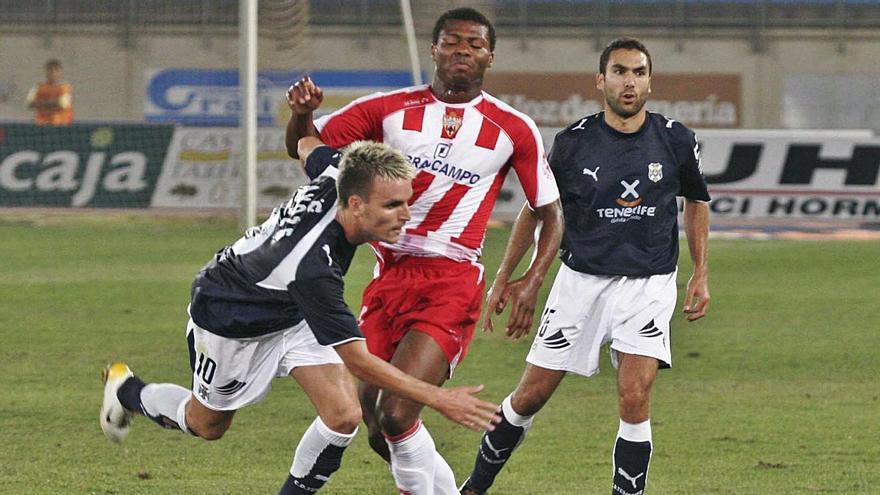 Ayoze García y Rafael Clavero, del Tenerife, junto a Kalu Uche, de la UD Almería, en la apertura de la Liga 2006/07.