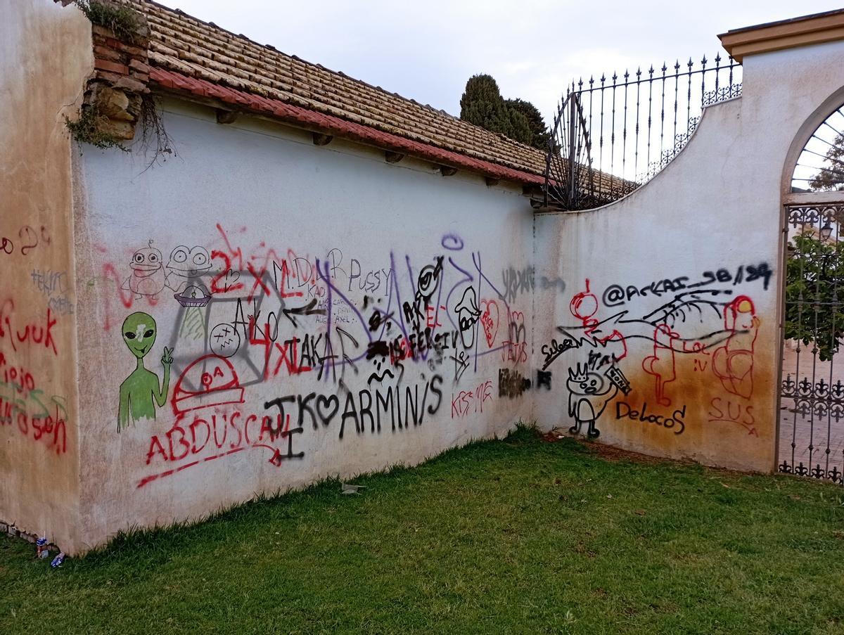 Otro detalle de las pintadas en el exterior del Cementerio de San Miguel, por el lado del Parque.