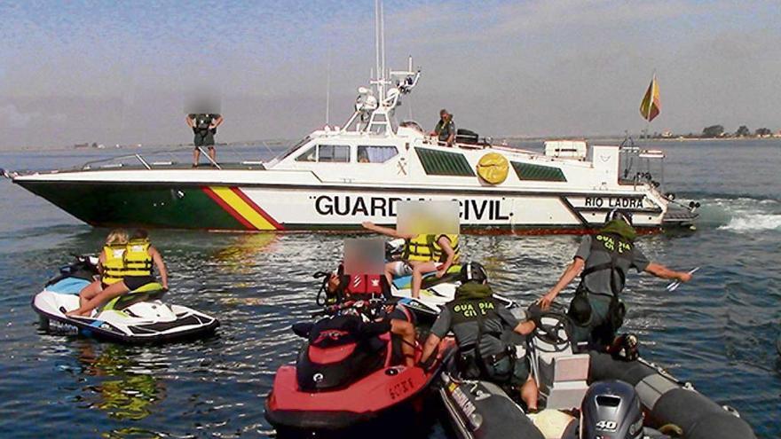 La Guardia Civil inspecciona un grupo de motos acuáticas.