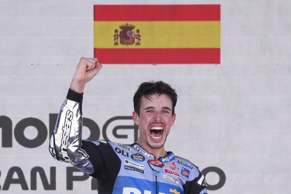 FOTODELDIA JEREZ DE LA FRONTERA (CÁDIZ), 27/04/2025.- El piloto español Álex Márquez (BK8 Gresini Racing MotoGP) celebra su victoria en la carrera de MotoGP del Gran Premio de España MotoGP 2025 en el circuito 'Ángel Nieto' de Jerez de la Frontera este domingo. EFE/Román Ríos