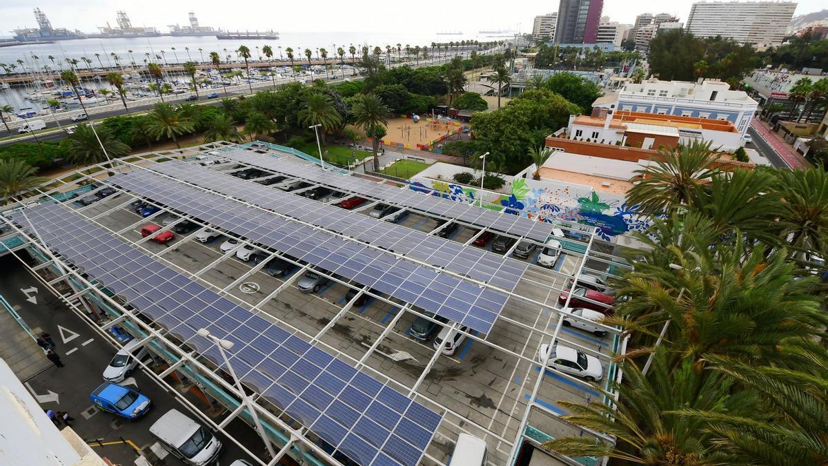Paneles solares en el aparcamiento de las Oficinas Municipales de Las Palmas de Gran Canaria.