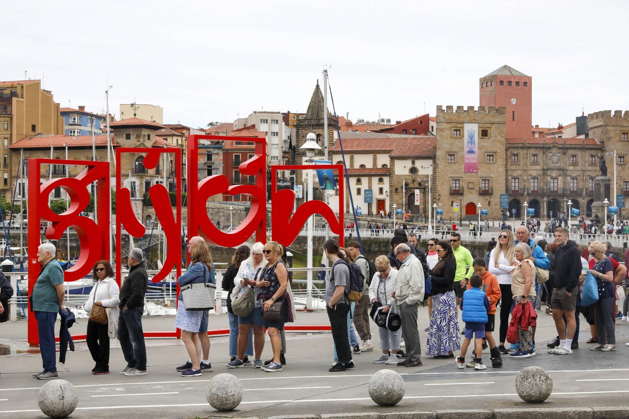 En imágenes: miles de turistas visitan Gijón en crucero (con largas colas)