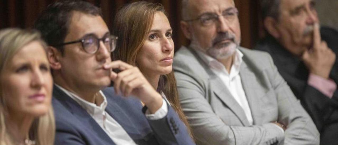 Iago Negueruela, a su lado, Isabel Vidal en su primer acto como cargo del Ejecutivo Armengol, y el conseller insular Andreu Serra.