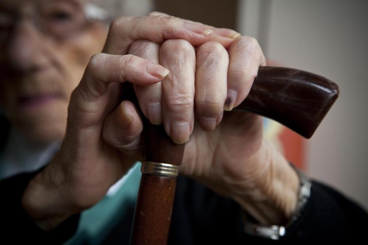 Una dona gran, en una residència de la Barceloneta, en una imatge d’arxiu.