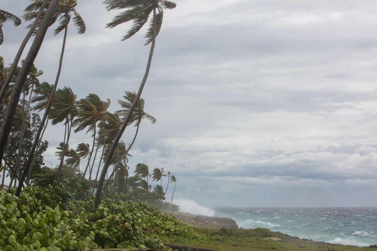 Huracán tropical. Viento fuerte y grandes olas