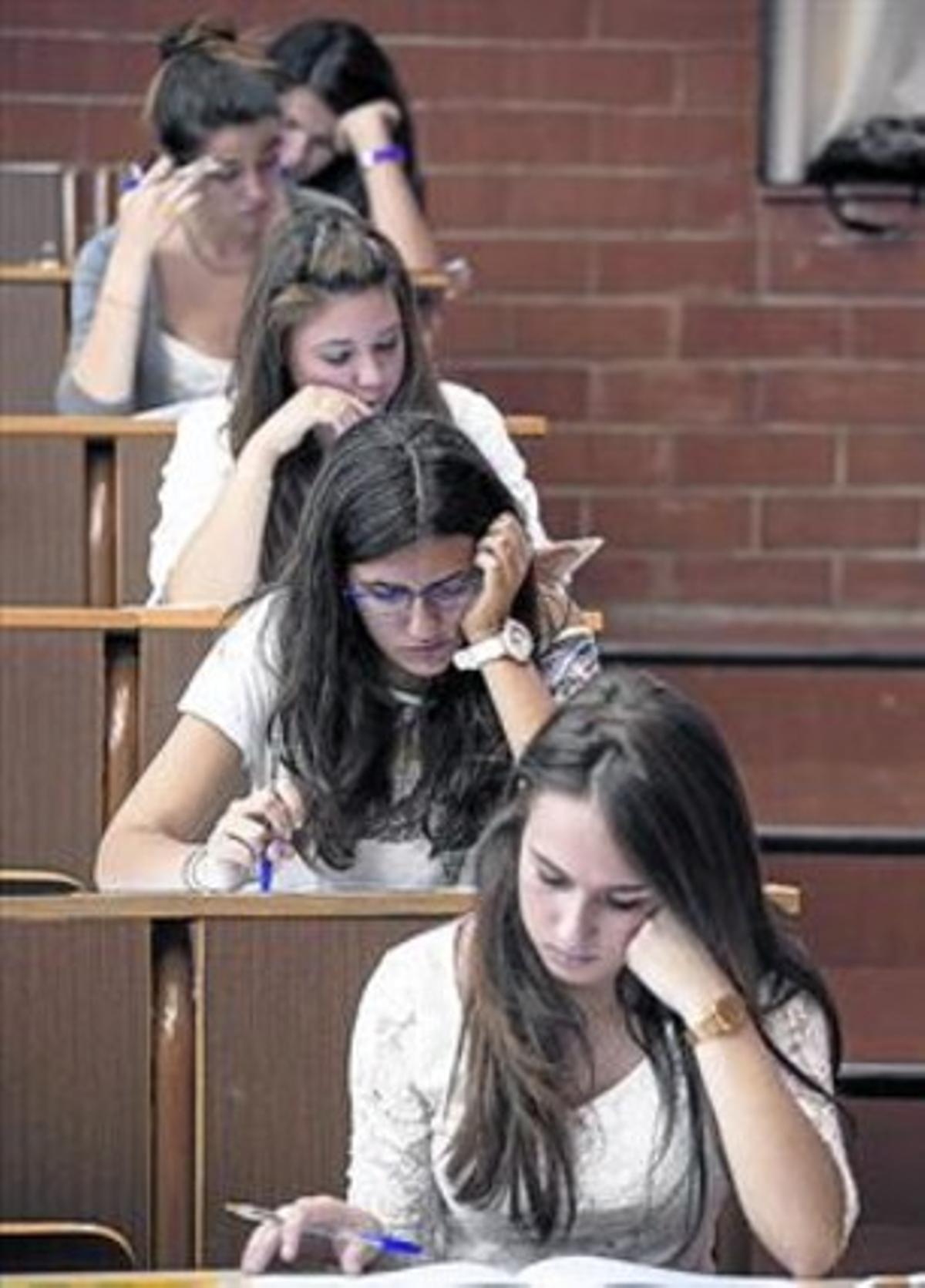 Prova de selectivitat a la facultat de Biologia de la UB. Prova de selectivitat a la facultat de Biologia de la UB.