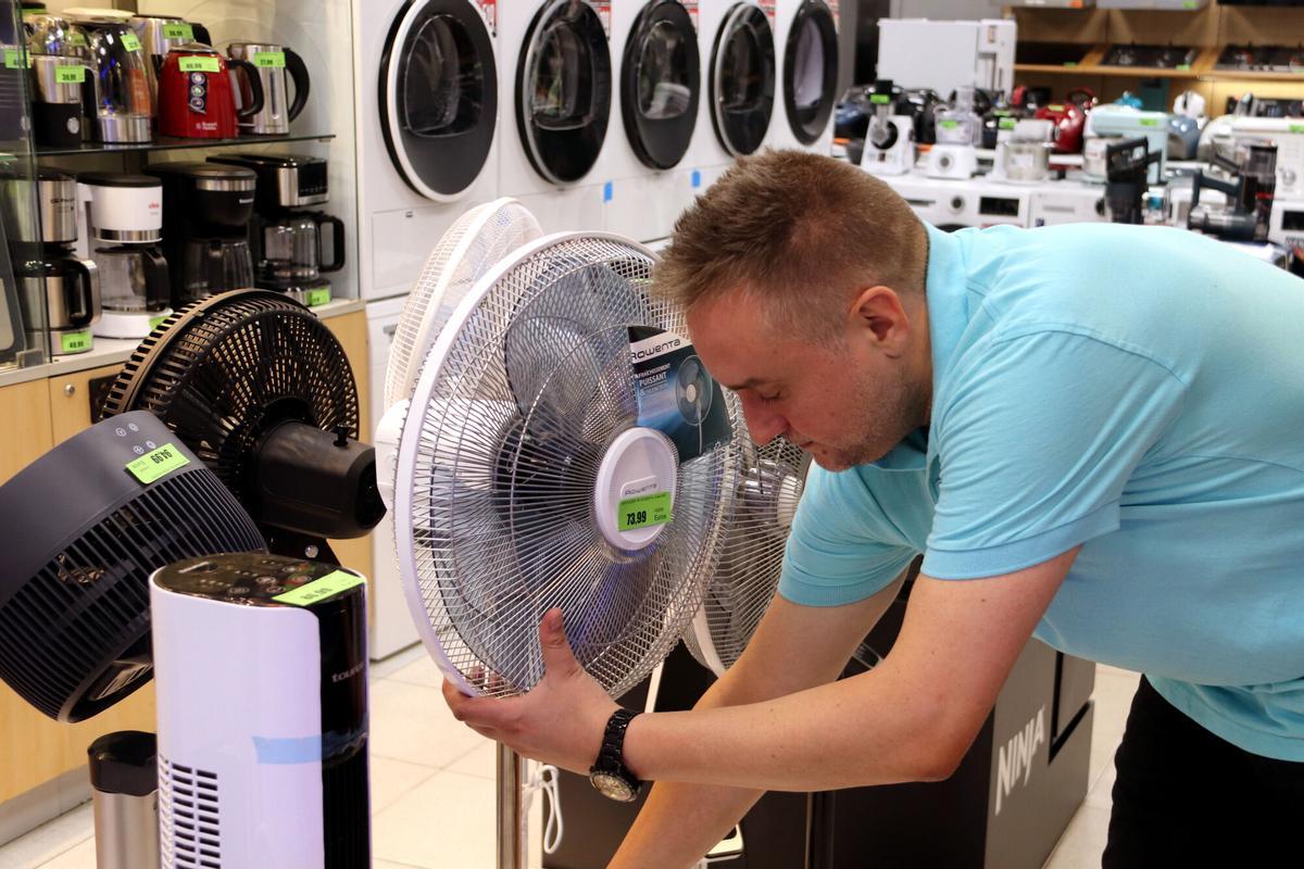 Albert Martínez, encarregat d'Electro Norma, mostrant un ventilador