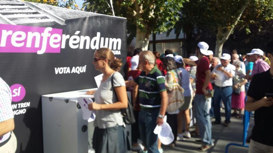 Cientos de extremeños participan en el &#039;Renferéndum&#039; de la Fundación CB