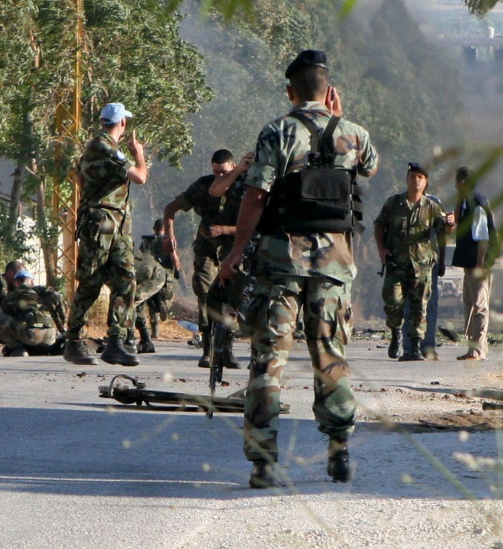 Soldados españoles, tras el atentado en el Líbano en junio de 2007 que evidenció la falta de seguridad del BMR. | Reuters
