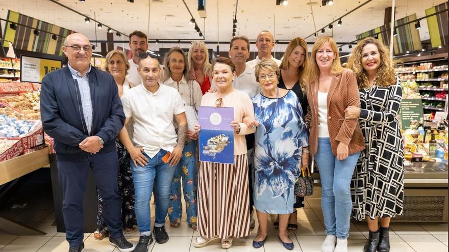 Producto local y caras conocidas en el calendario solidario de la asociación de Ibiza Elena Torres