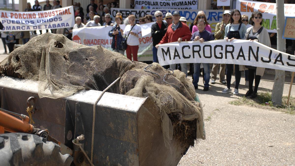 Concentración contra las macrogranjas en Santovenia en mayo de 2019. Un ganadero quiso volcar abono ante los concentrados.