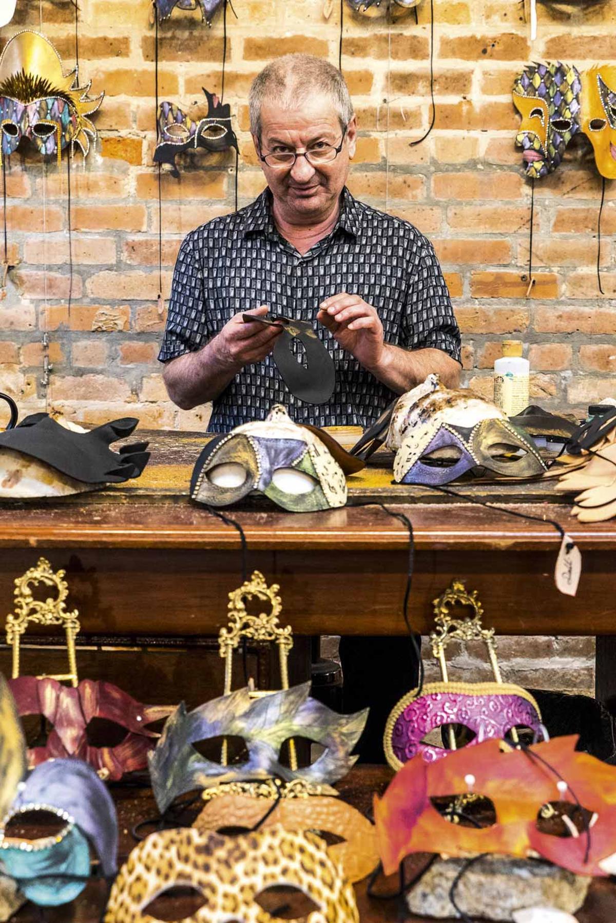 Tienda de máscaras en Royal Street para celebrar el Mardi Gras.