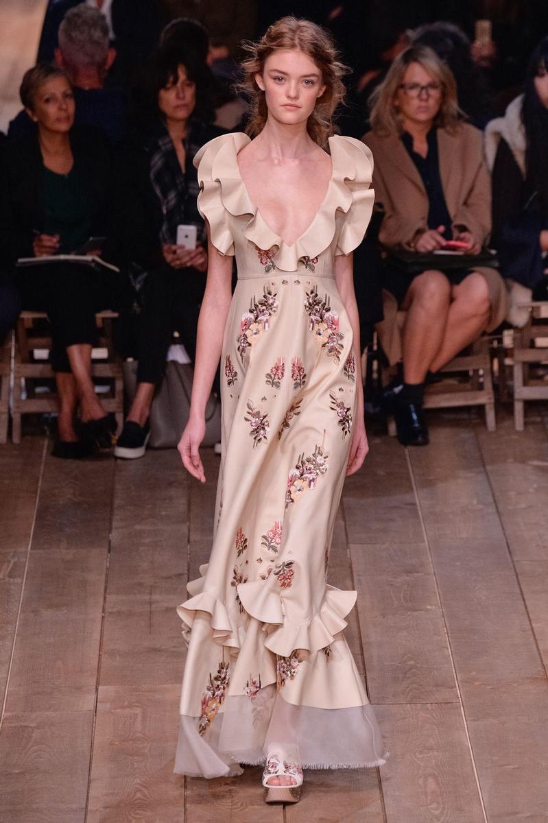 PFW: Alexander McQueen Primavera/Verano 2016, volantes en el escote