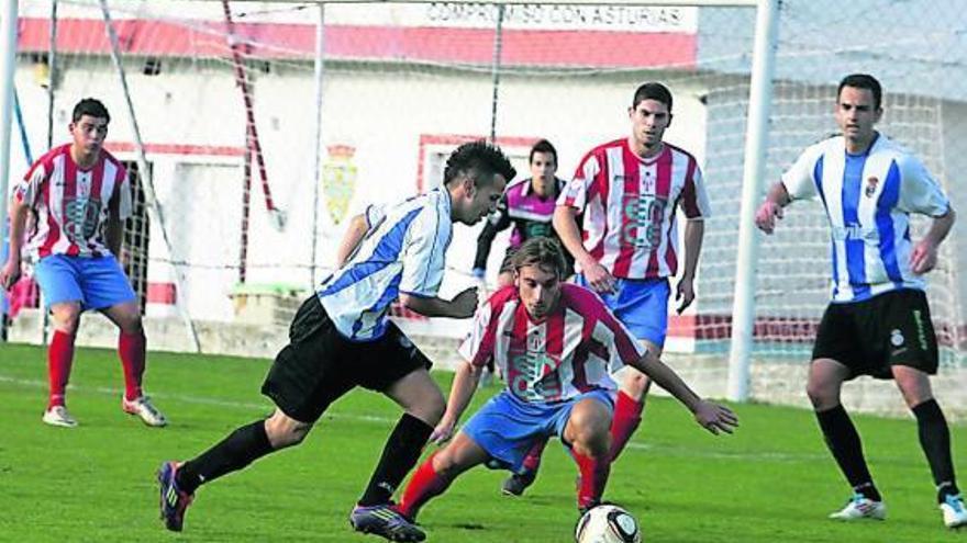 Milio trata de irse de un defensa del Navia, con Miguel a la derecha.