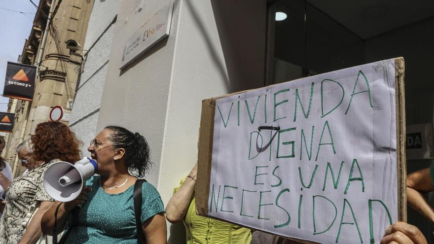 El Síndic le reprocha al Consell que ponga trabas a los más pobres para acceder a la vivienda social