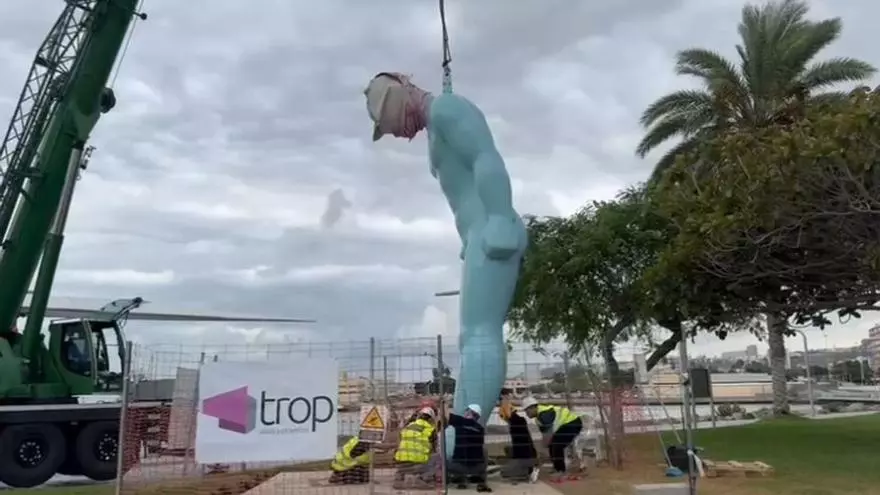 Instalación del 'Greetingman' en la Plaza de Canarias