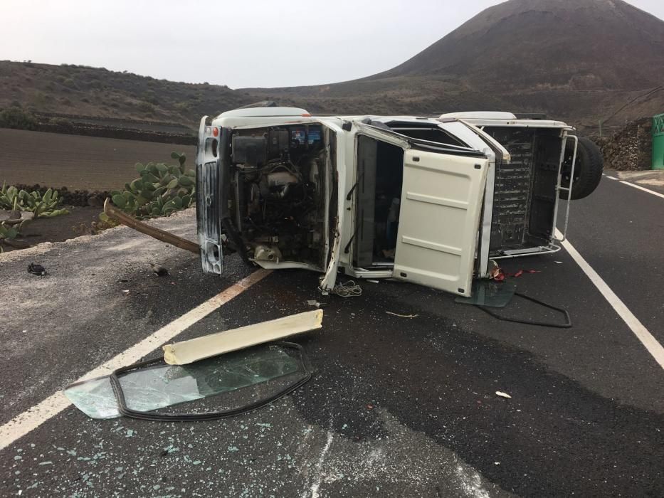 Dos heridos al volcar un coche en la carretera de Los Jameos al Mirador del Río