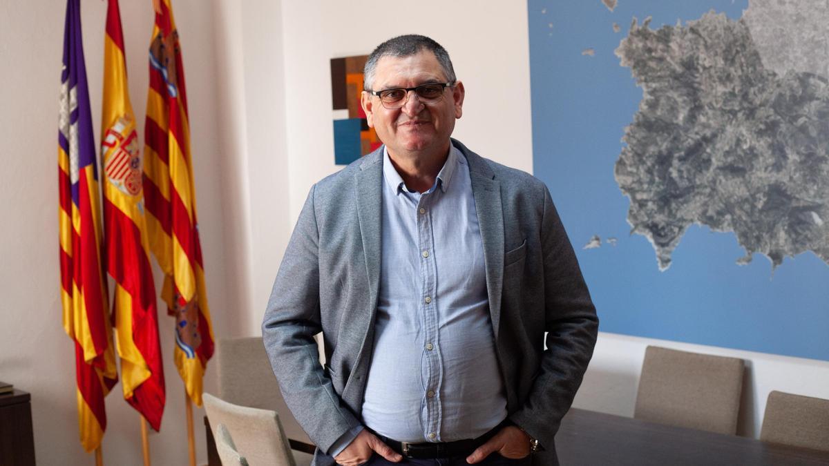 Ángel Luis Guerrero, con un mapa del municipio a su espalda.