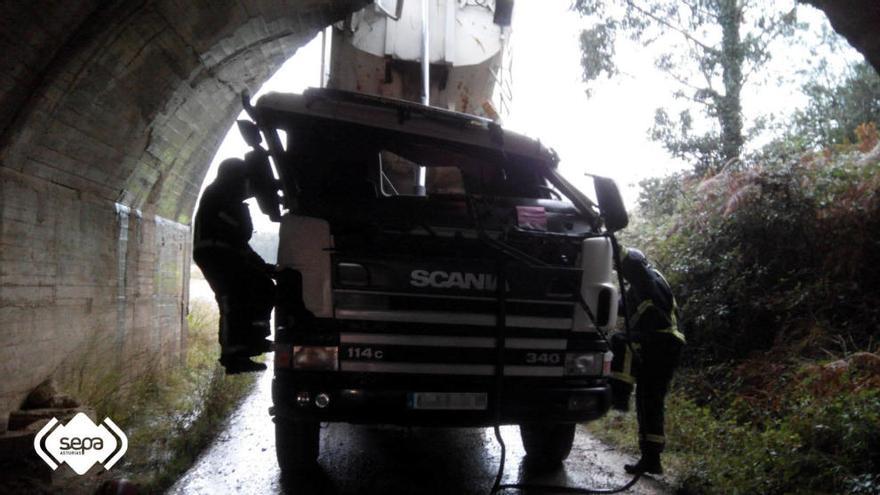 Herido el conductor de un camión tras colisionar con la caja hidráulica del vehículo