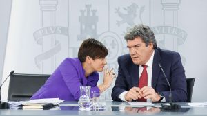 La portavoz del Gobierno, Isabel Rodríguez, y el ministro de Inclusión, Seguridad Social y Migraciones, José Luis Escrivá.