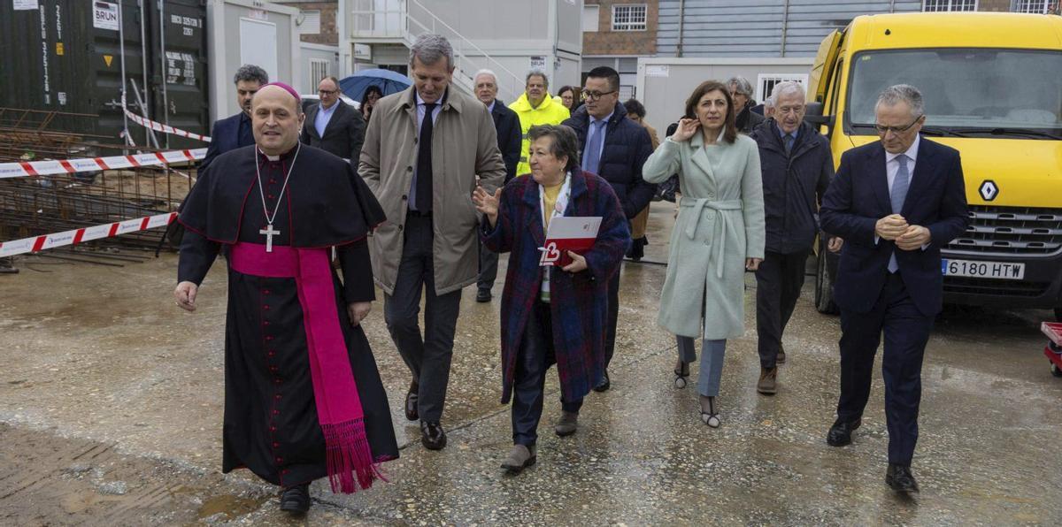 Autoridades asistentes al acto celebrado ayer en el polígono del Tambre, en Santiago. | JESÚS PRIETO