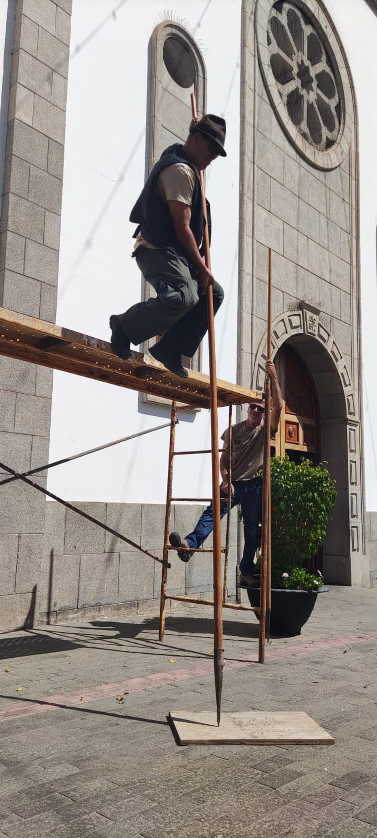 Un hombre durante la exhibición de Salto del Pastor, ayer, en el casco de La Aldea de San Nicolás.