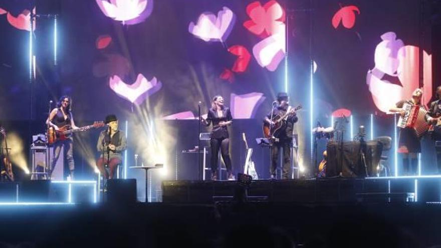 Joaquín Sabina y el elenco de músicos que lo acompañaron anoche sobre el escenario en la Plaza de Toros de Alicante.