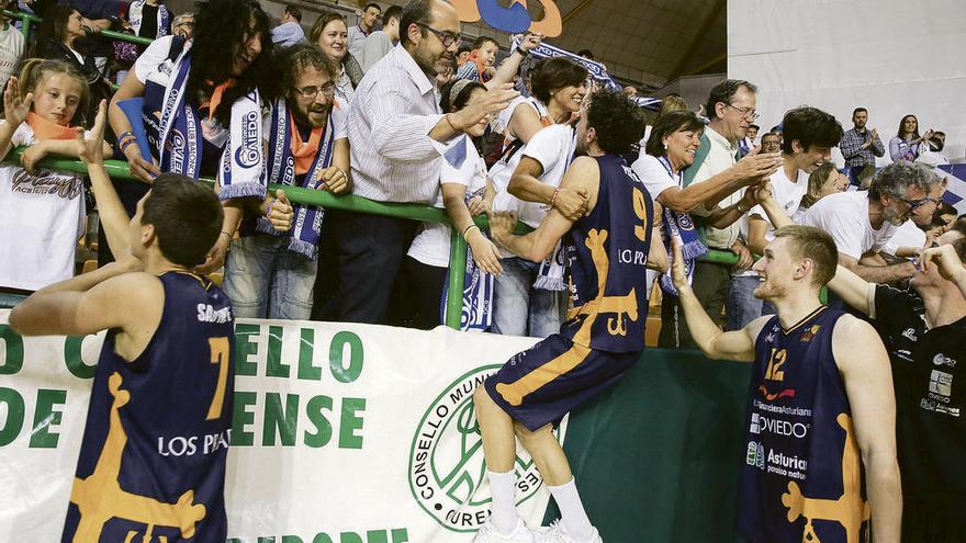 Los jugadores del Unión Financiera celebran con sus aficionados la clasificación para la semifinal del play-off de ascenso a la ACB tras el partido disputado en Orense el domingo 14 de mayo.