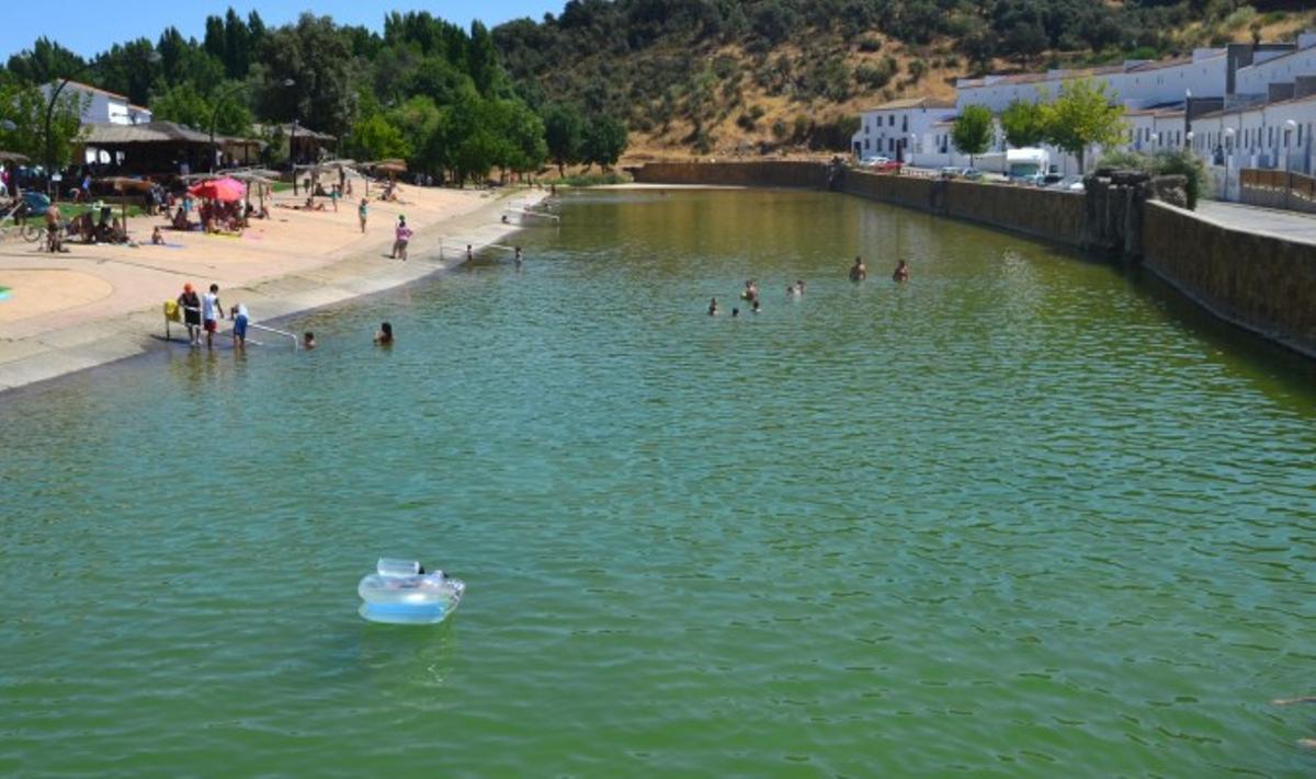 Playa fluvial de San Nicolás del Puerto, una de las opciones sin salir de la provincia.