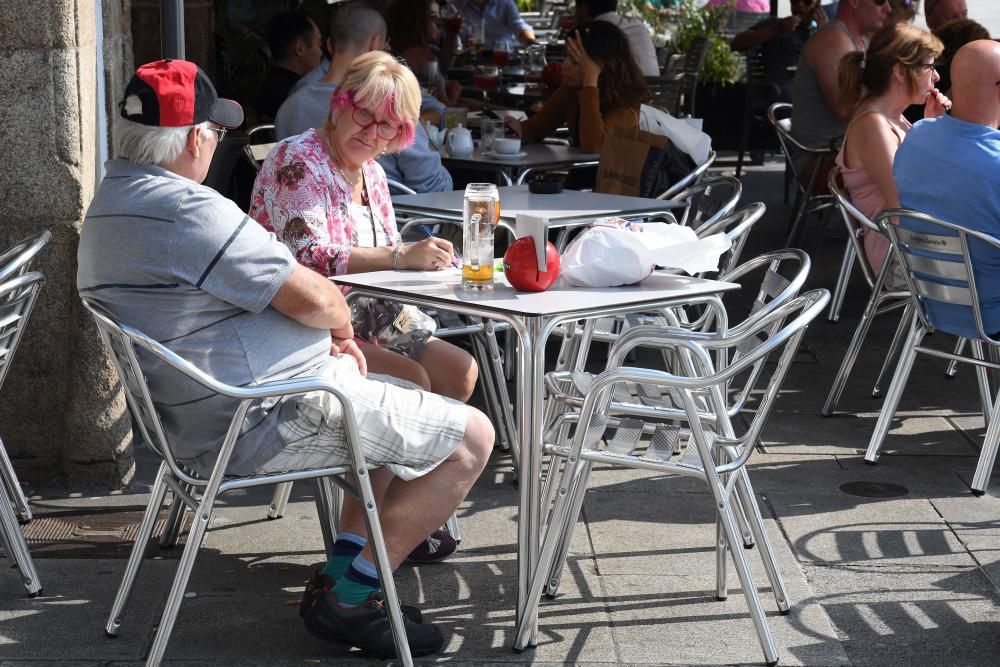 Turistas disfrutan del buen tiempo en A Coruña