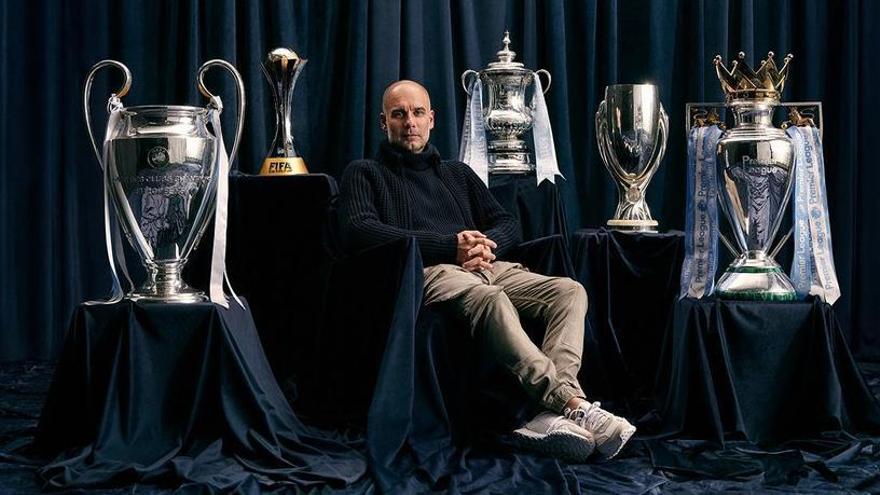Guardiola y sus trofeos.