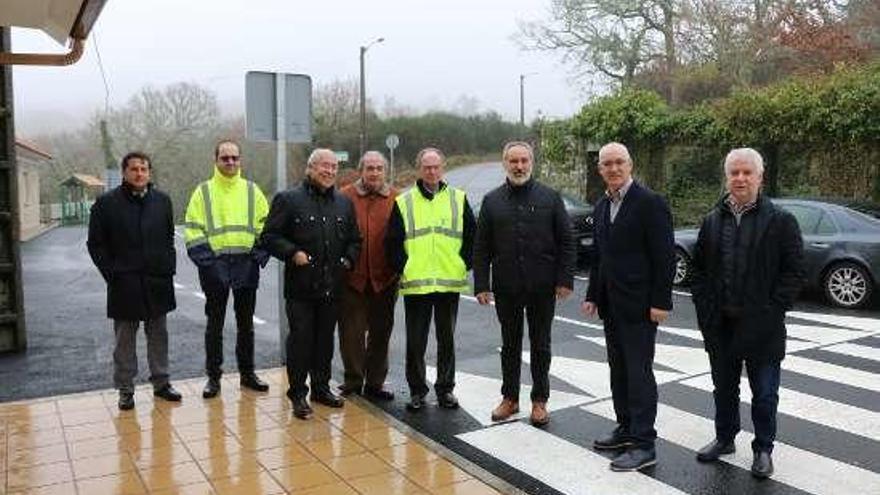 Las autoridades, durante la visita a la carretera PO-235. // FdV