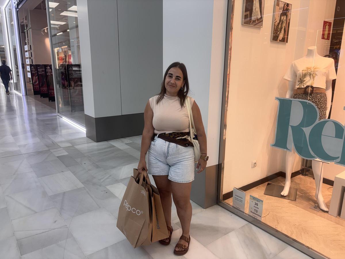 Cristina López, otra de las compradoras, en las rebajas de El Faro