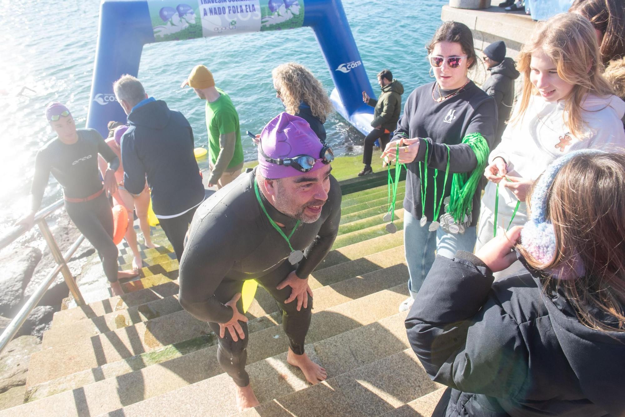 A Coruña desafía al frío y al mar para visibilizar la ELA