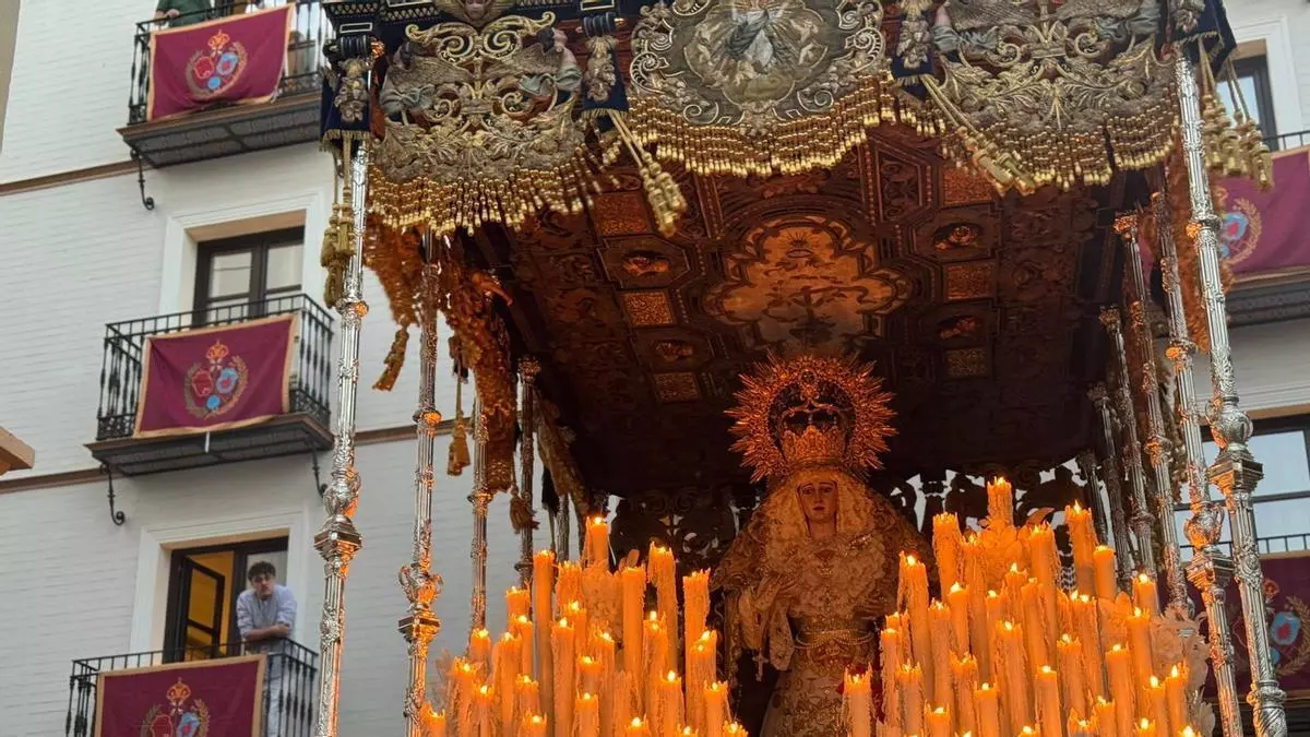 Vídeo | La Virgen de la Palma de la Hermandad del Buen Fin transita por la Plaza de Molviedro