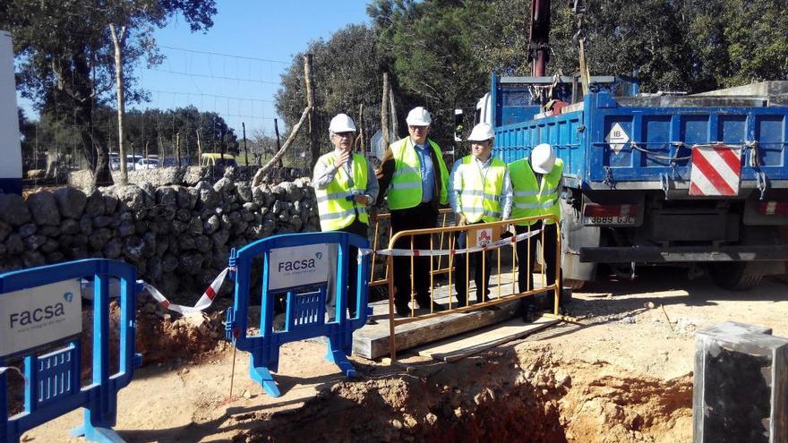 Las autoridades municipales, durante la visita a unas obras de conducción de agua.