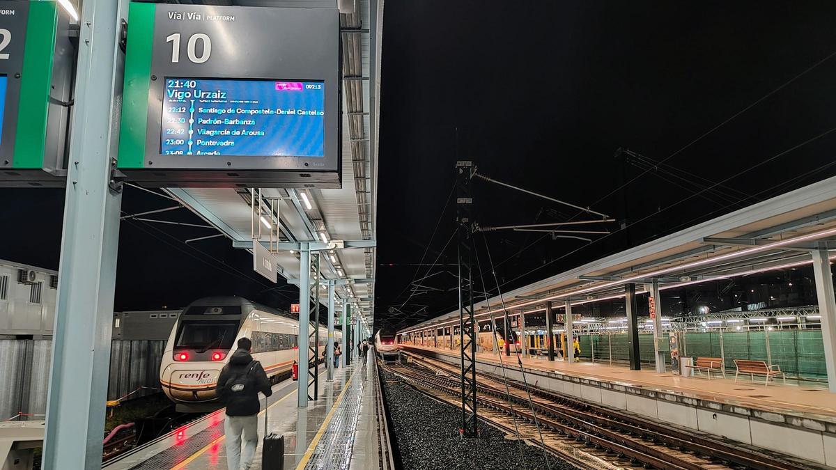 Tren de Media Distancia entre A Coruña y Vigo en las vías de la estación de San Cristóbal, actualmente en obras