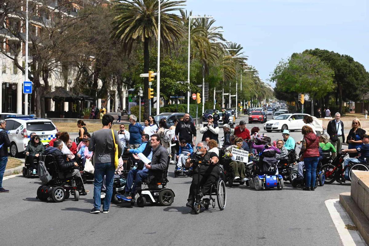 Protesta por el retraso en el baño asistido en las playas de Barcelona