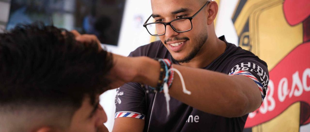 Yassine Halim, en plena actividad en su peluquería.